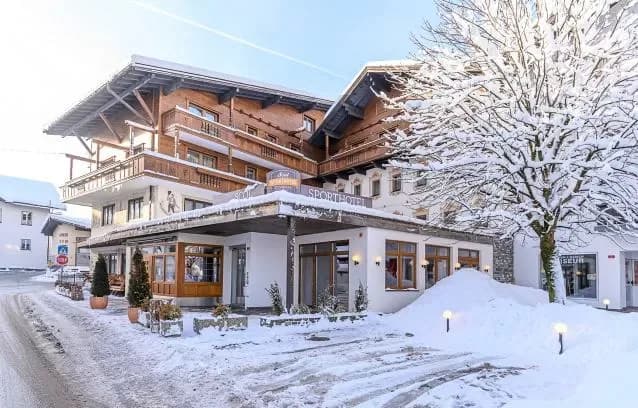 Sporthotel Scol in Fügen van buiten, met sneeuw op de daken